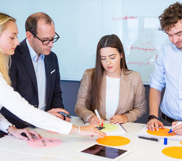 trabaja con nosotros